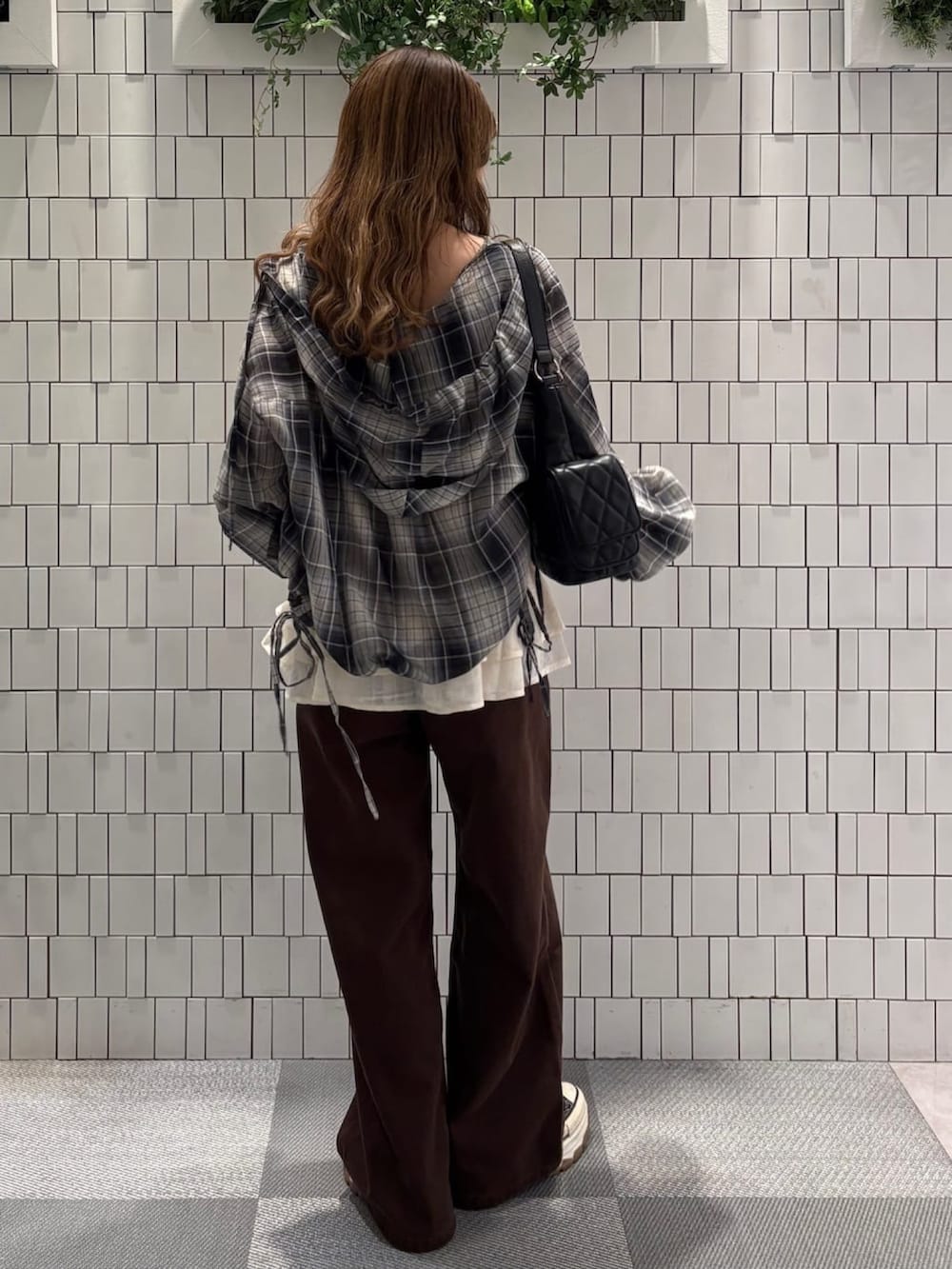 ブルー系のシャツ/ブラウス、ホワイト系のシャツ/ブラウス、ブラック系のショルダーバッグを着用したレディースの秋コーディネートの3枚目の写真