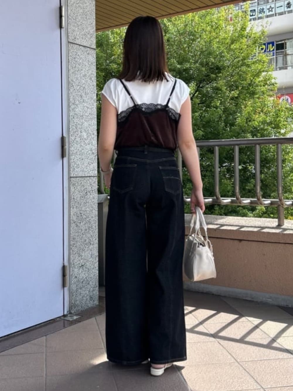 ブラウン系のTシャツ/カットソー、ホワイト系のショルダーバッグ、ブラック系のデニムパンツを着用したレディースの夏コーディネートの3枚目の写真