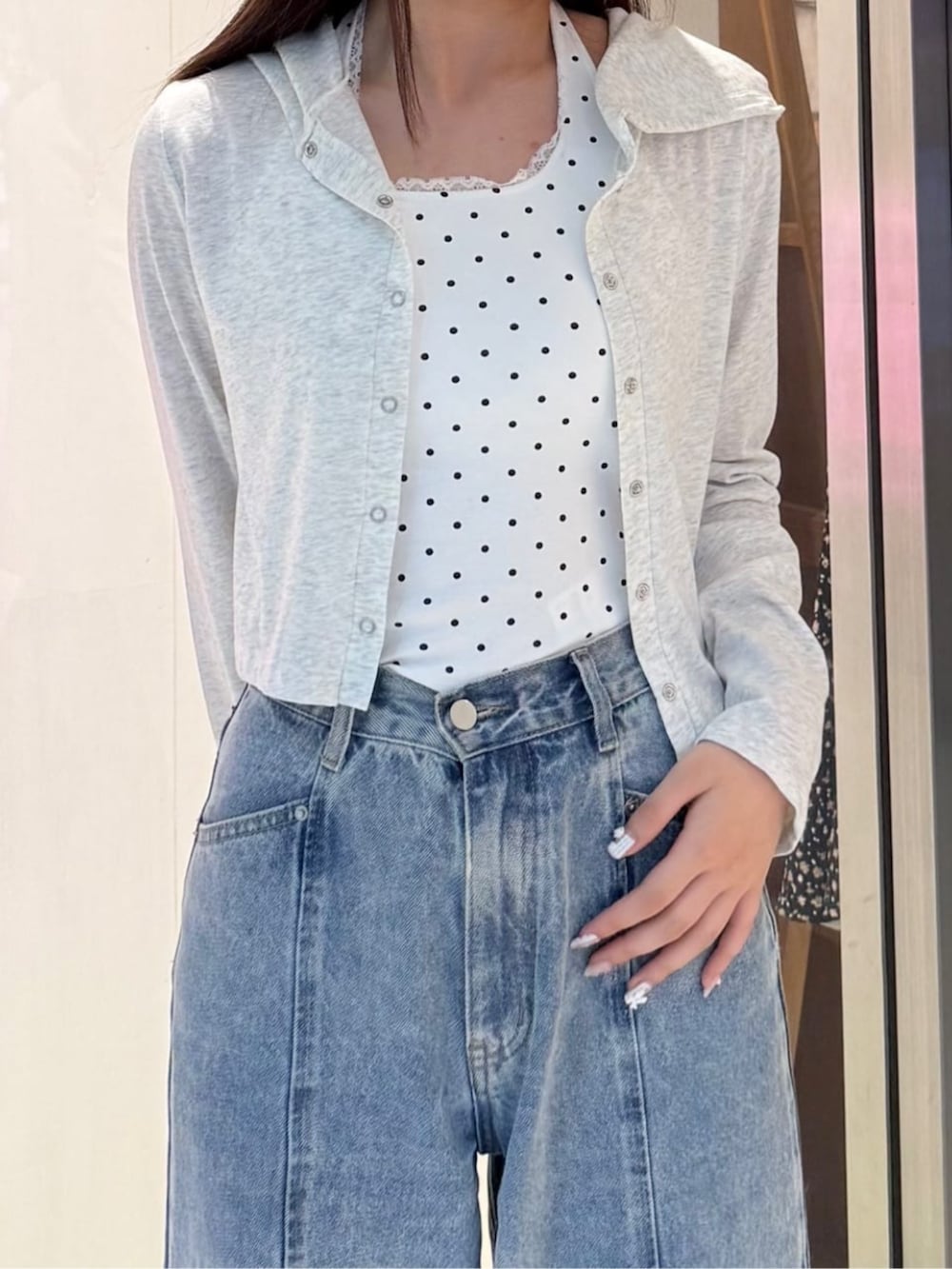 グレー系のTシャツ/カットソー、ブルー系のデニムパンツ、ホワイト系のキャミソールを着用したレディースの夏コーディネートの5枚目の写真