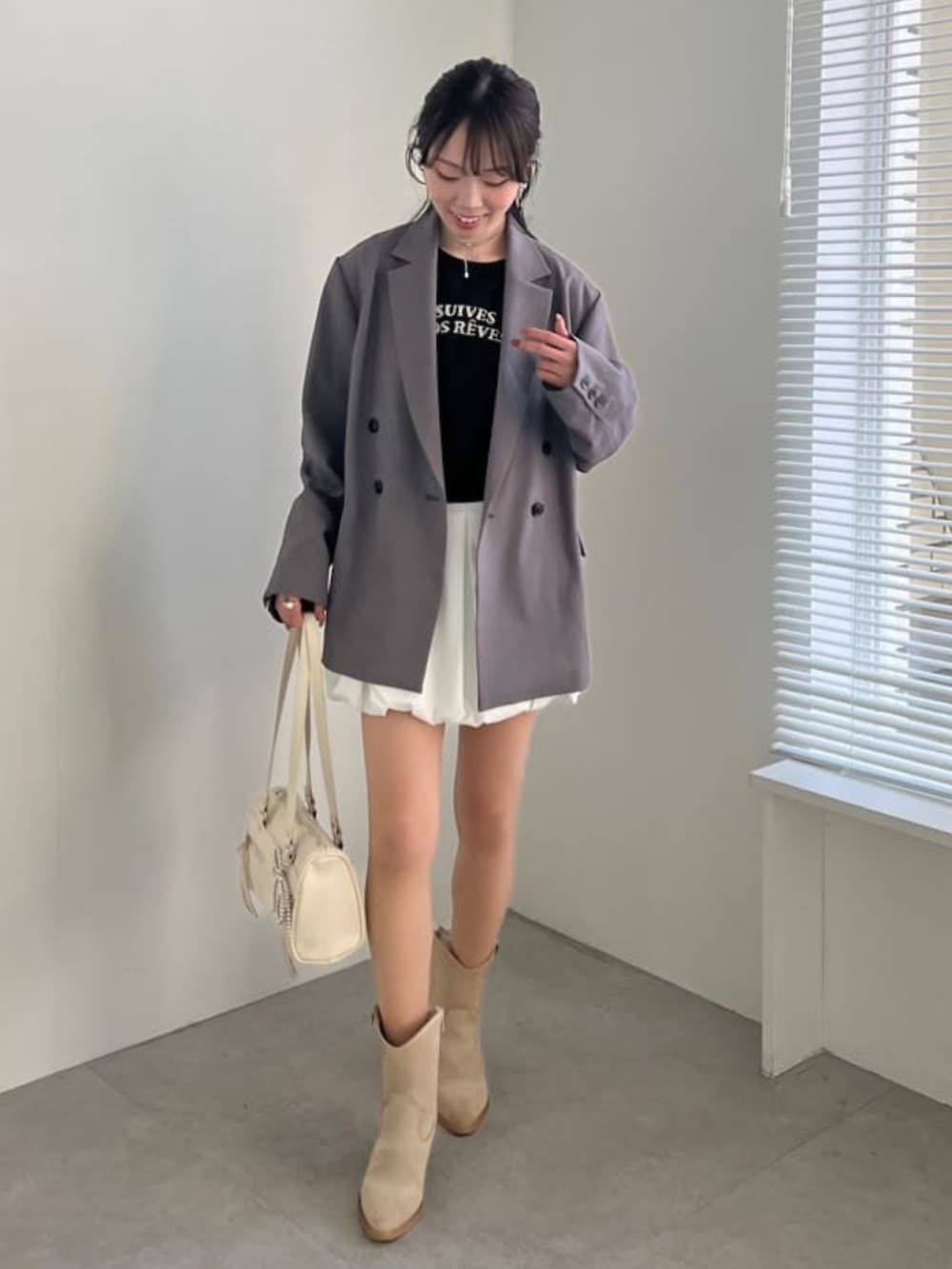 「ミニスカート、春先取り、おでかけコーデ、大人コーデ、低身長女子、休日スタイル、ジャケットコーデ、テーラードジャケット、バルーンスカート、スクエアバッグ、韓国ファッション、アルシーヴ(archives)、archivesスカート」｜「archivesの【25ss/セットアップ対応】ダブルブレストテーラードジャケット（テーラードジャケット、グレー系）」を使った、archivesさん（レディース・156cm）の冬コーディネートの2枚目の写真