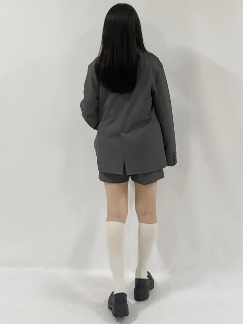 グレー系のその他パンツ、グレー系のアンサンブル、グレー系のテーラードジャケットを着用したレディースの秋コーディネートの2枚目の写真