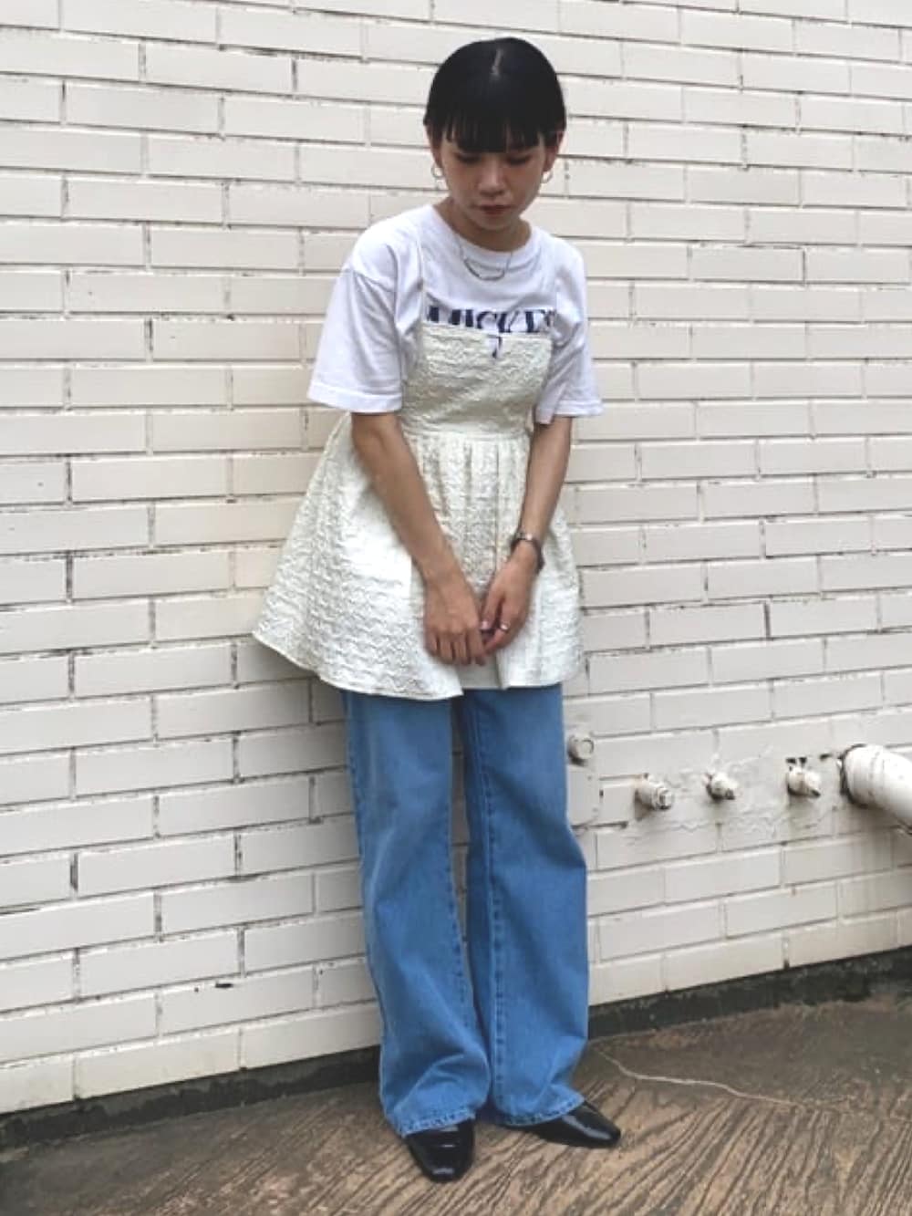 ホワイト系のシャツ/ブラウス、ブルー系のデニムパンツを着用したレディースの夏コーディネートの4枚目の写真