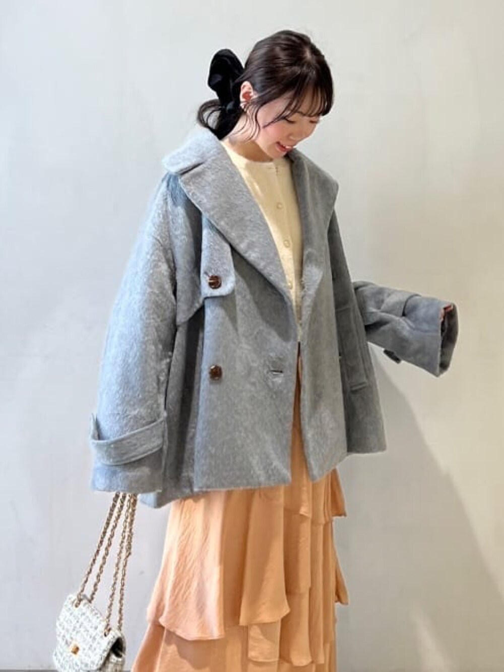 「冬コーデ、クリスマスに着たい服、マイベストコーデ2024、ウールコート、冬アウター、ティアードスカート、きれいめカジュアル、ブーツ、休日スタイル、テーマパークコーデ、アルシーヴ(archives)、archivesスカート」｜「archivesのハーフ丈ダブルコート（チェスターコート、グレー系）」を使った、archivesさん（レディース・156cm）の冬コーディネートの3枚目の写真