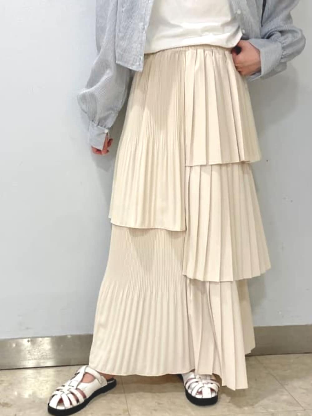 ホワイト系のTシャツ/カットソー、ブルー系のシャツ/ブラウス、ホワイト系のスカートを着用したレディースの春コーディネートの4枚目の写真