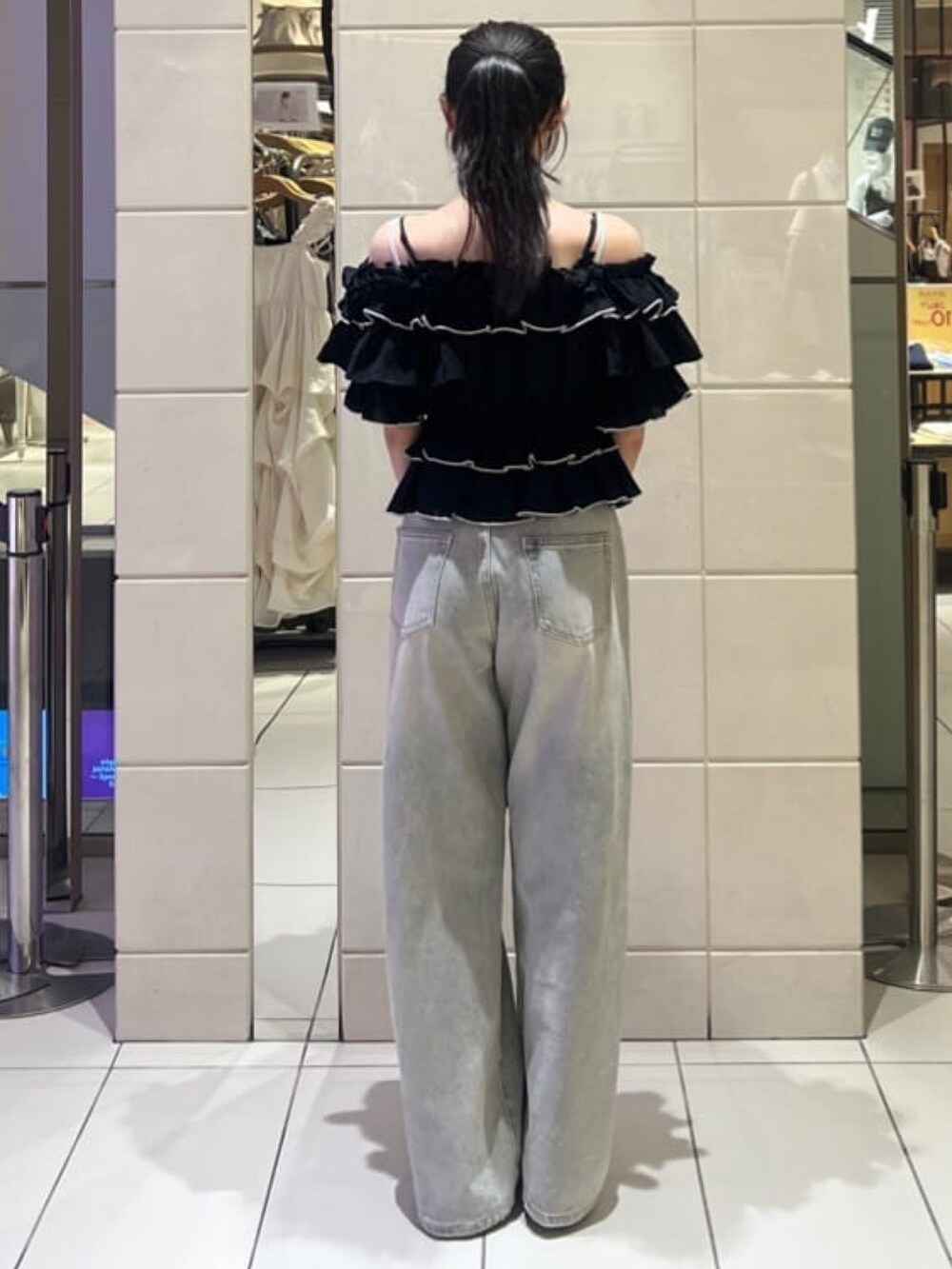 ブラック系のシャツ/ブラウス、ブルー系のデニムパンツ、ブラック系のショルダーバッグを着用したレディースの夏コーディネートの3枚目の写真