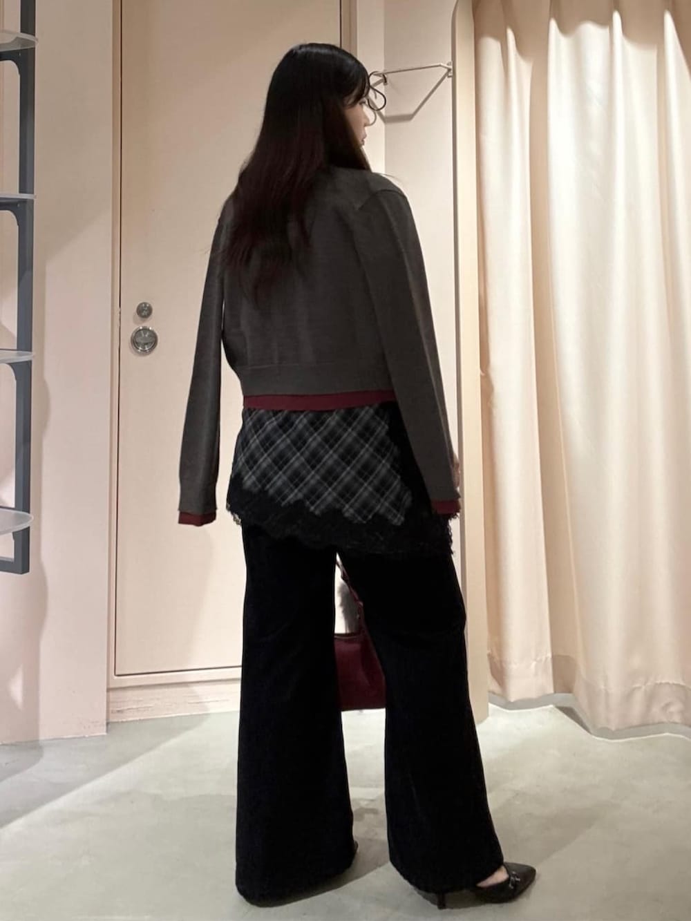 グレー系のカーディガン/ボレロ、ブラック系のワンピース、レッド系のショルダーバッグを着用したレディースの秋コーディネートの3枚目の写真