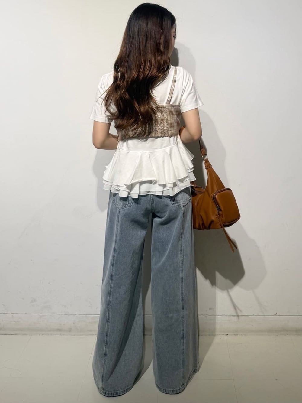 ベージュ系のTシャツ/カットソー、ブルー系のデニムパンツを着用したレディースの夏コーディネートの3枚目の写真
