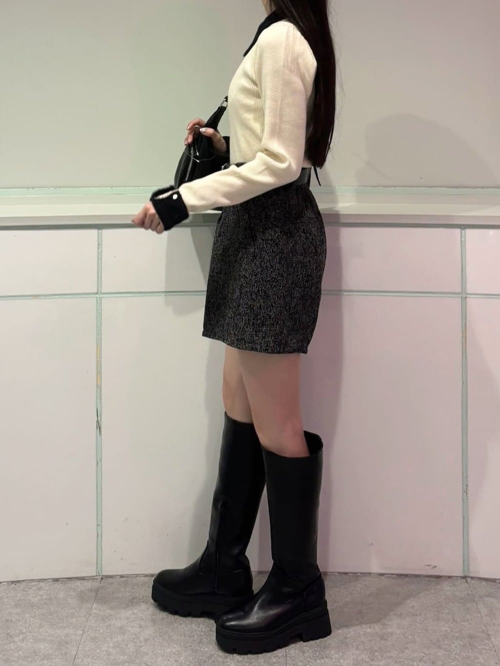 ホワイト系のニット/セーター、グレー系のその他パンツを着用したレディースの秋コーディネートの2枚目の写真