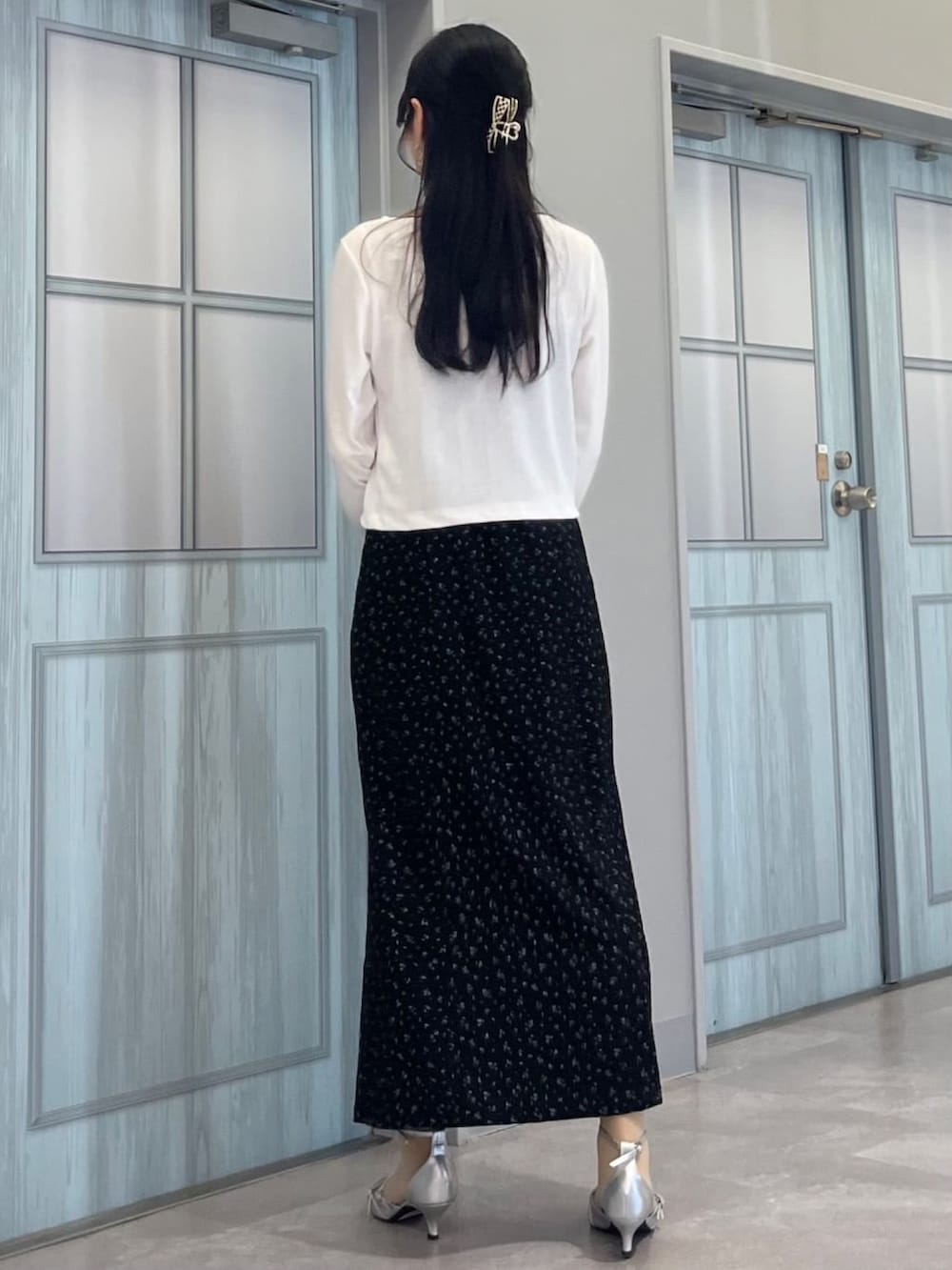 グレー系のカーディガン/ボレロ、ブラック系のワンピース、グレー系のパンプスを着用したレディースの春コーディネートの3枚目の写真