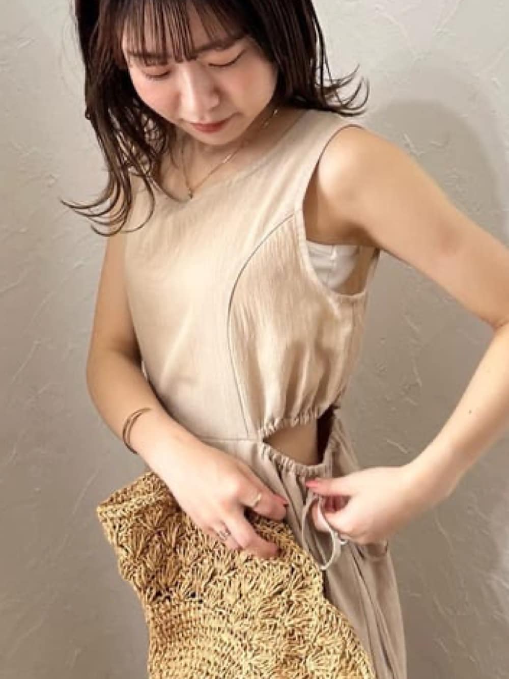 ベージュ系のワンピース、ホワイト系のサンダルを着用したレディースの夏コーディネートの3枚目の写真