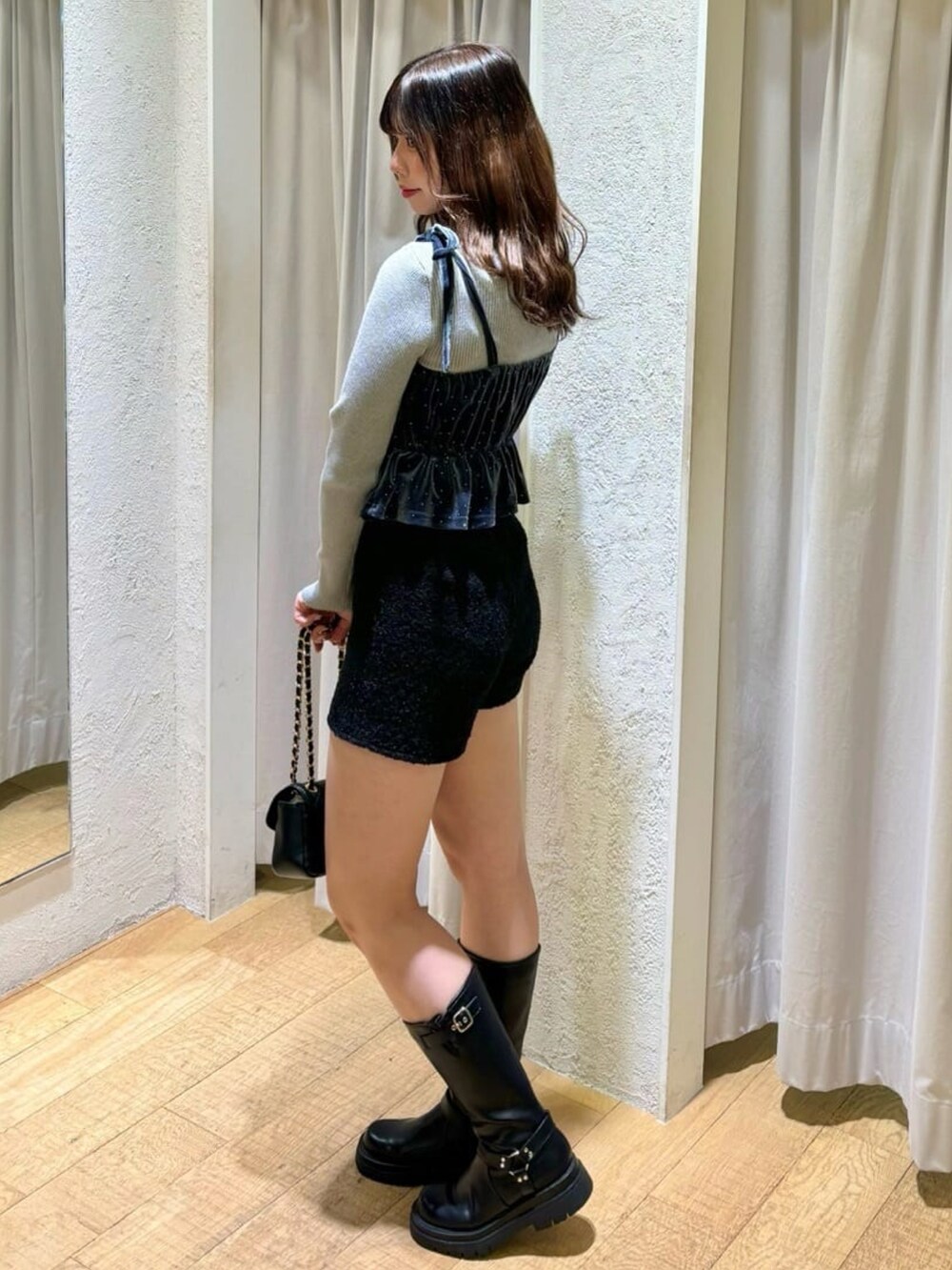 グレー系のニット/セーター、ブラック系のその他パンツ、ブラック系のショルダーバッグを着用したレディースの冬コーディネートの2枚目の写真