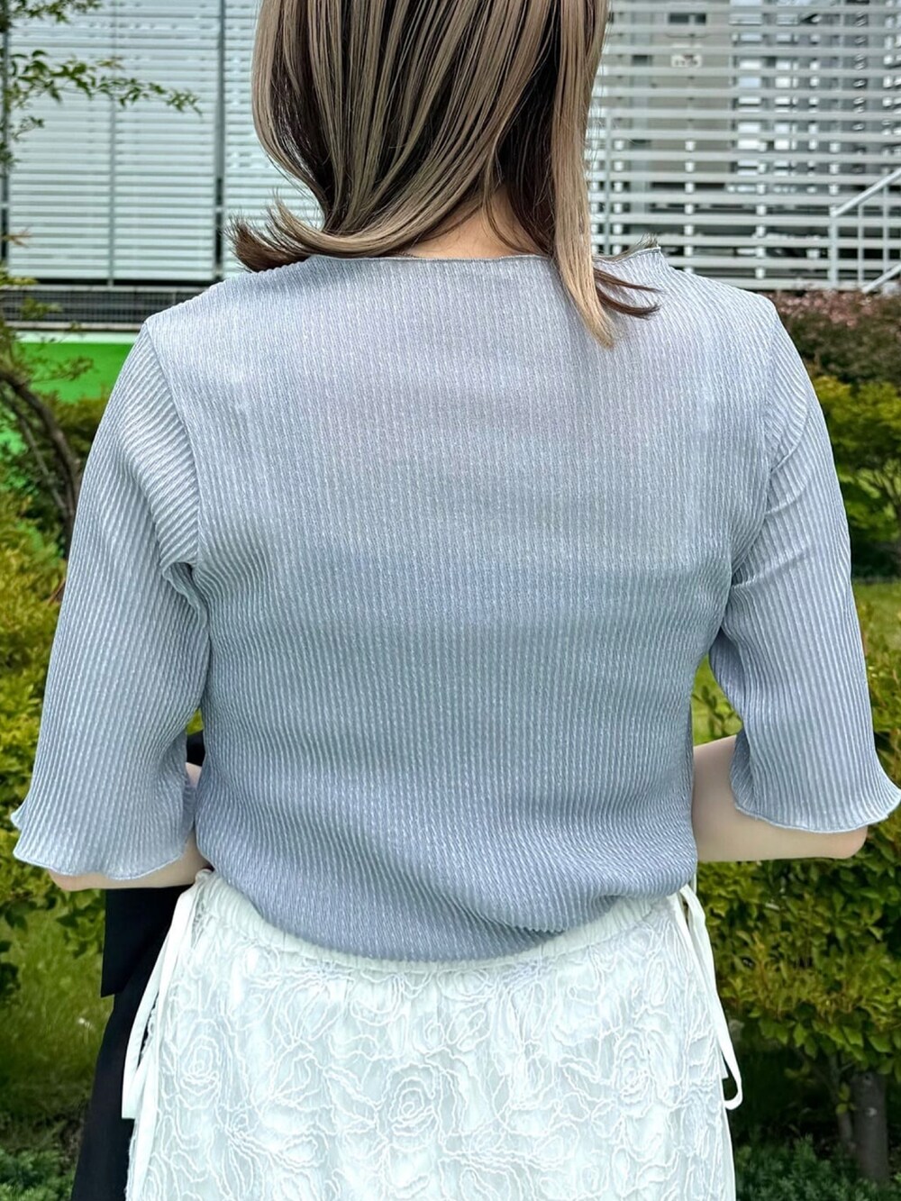 ホワイト系のスカート、ブルー系のTシャツ/カットソー、ブラック系のテーラードジャケットを着用したレディースの夏コーディネートの3枚目の写真