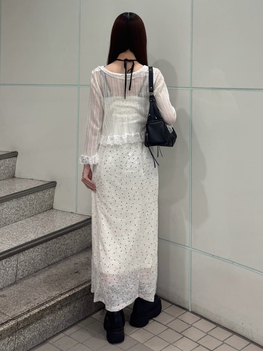 ホワイト系のワンピース、ホワイト系のニット/セーター、ブラック系のショルダーバッグを着用したレディースの夏コーディネートの3枚目の写真
