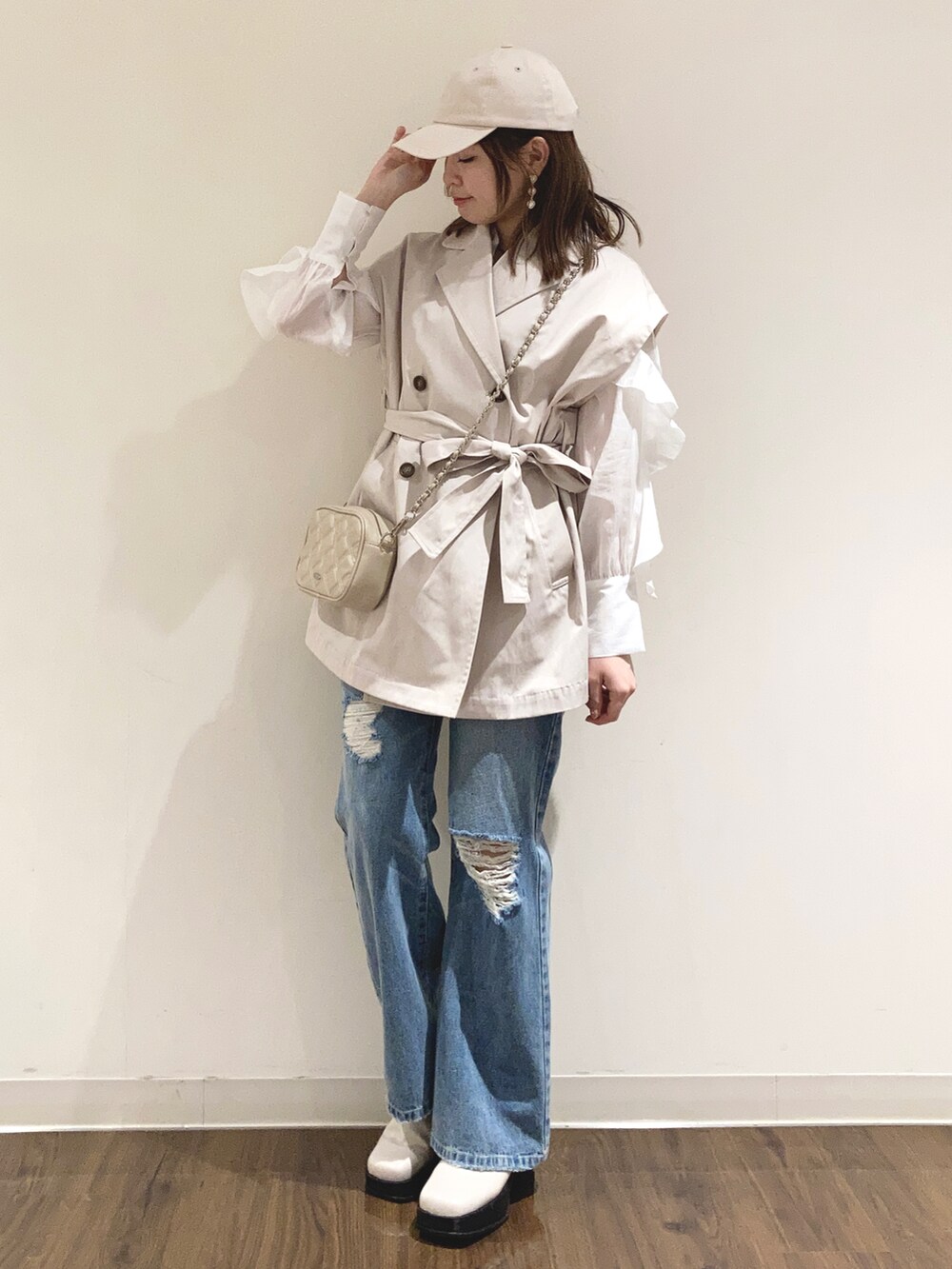 「淡色コーデ、休日スタイル、デニムコーデ、パンツスタイル、きれいめカジュアル、ベスト、大人カジュアル、デニム、春コーデ、春、トレンチコート、ボウタイブラウス、アルシーヴ(archives)、archives」｜「archivesの２ＷＡＹトレンチコート（トレンチコート、ホワイト系）」を使った、archivesさん（レディース・161cm）の冬コーディネートの2枚目の写真