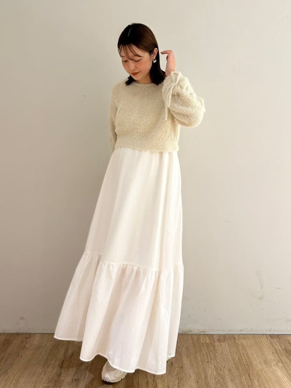 ホワイト系のワンピースを着用したレディースの冬コーディネートの2枚目の写真