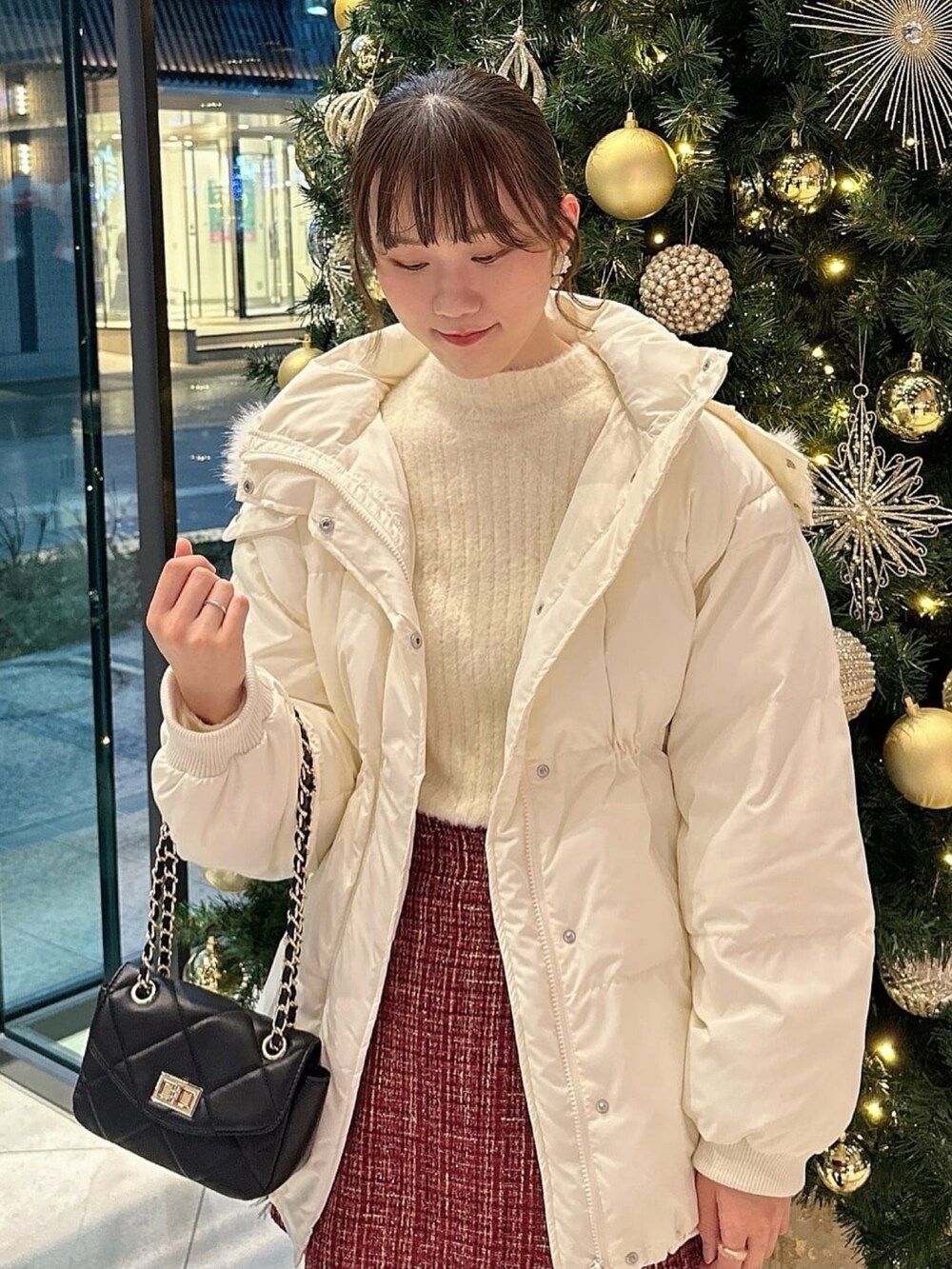 「冬コーデ、ホワイトコーデ、クリスマスに着たい服、マイベストコーデ2024、冬アウター、ダウンジャケット、ファーアウター、ニット、ミニバッグ、キルティングバッグ、お出かけコーデ、テーマパークコーデ、休日スタイル、アルシーヴ(archives)、archivesスカート」｜「archivesのショルダーシアーリブフェザーニット（ニット/セーター、ホワイト系）」を使った、archivesさん（レディース・166cm）の冬コーディネートの2枚目の写真