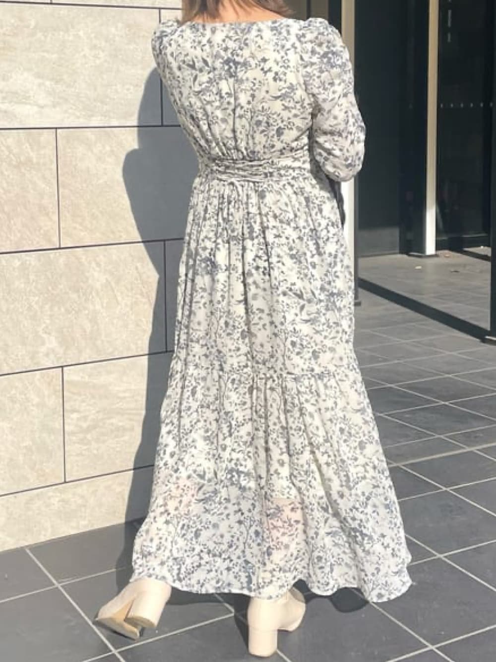 ホワイト系のワンピース、ブラック系のハンドバッグを着用したレディースの冬コーディネートの3枚目の写真