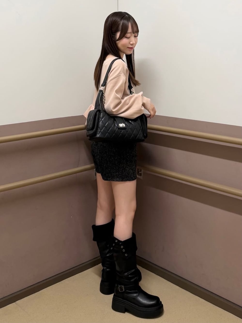 ピンク系のカーディガン/ボレロ、ブラック系のその他パンツ、ブラック系のブーツを着用したレディースの秋コーディネートの2枚目の写真