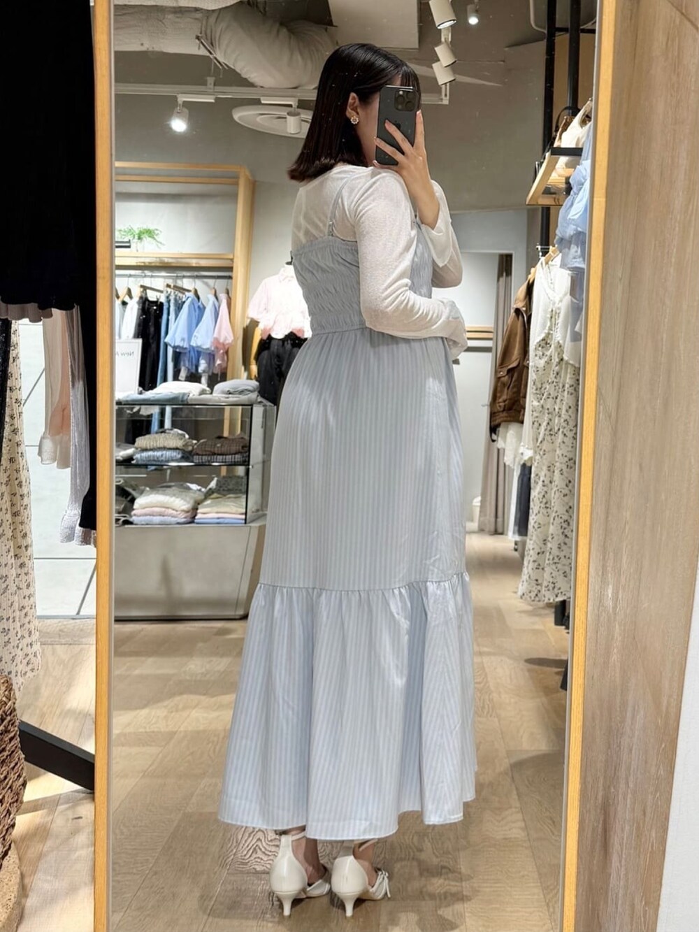 ブルー系のワンピース、ホワイト系のTシャツ/カットソーを着用したレディースの春コーディネートの3枚目の写真