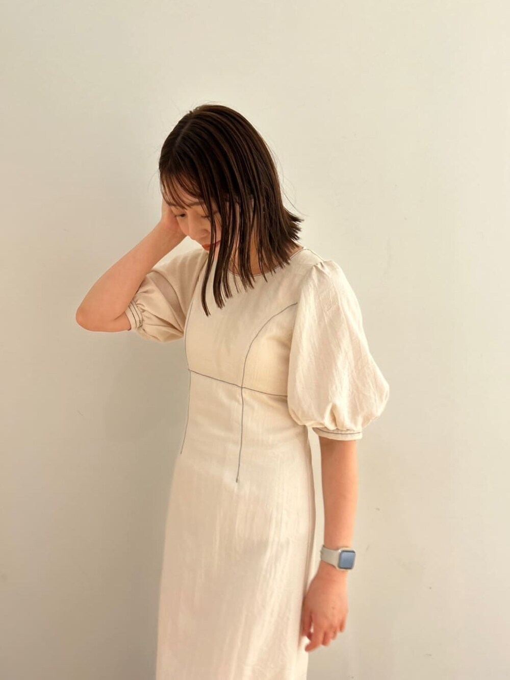 ホワイト系のワンピース、ホワイト系のサンダルを着用したレディースの夏コーディネートの2枚目の写真