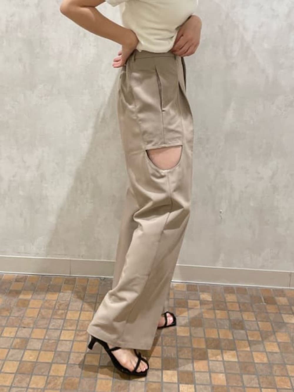 ホワイト系のニット/セーター、ベージュ系のその他パンツ、ブラック系のショルダーバッグを着用したレディースの夏コーディネートの4枚目の写真