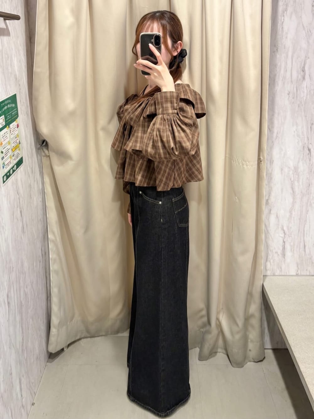 ブラウン系のシャツ/ブラウス、ブラック系のデニムパンツ、ブラック系のパンプスを着用したレディースの秋コーディネートの2枚目の写真