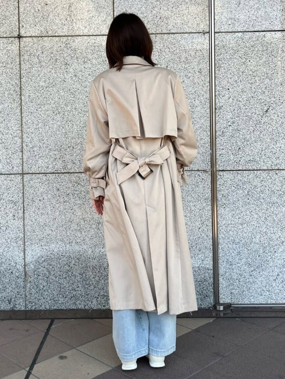 「春のおしゃ見えテクニック、春服みてみて、春ファッション、春アウター、トレンチコート、デニムコーデ、トレンチコート×デニム、大人カジュアル、パンツスタイル、春のNewスタイル、アルシーヴ(archives)、アウターコーデ、ボリューム袖、archives」｜「archivesのダメージデニム（デニムパンツ、ブルー系）」を使った、archivesさん（レディース・162cm）の春コーディネートの3枚目の写真