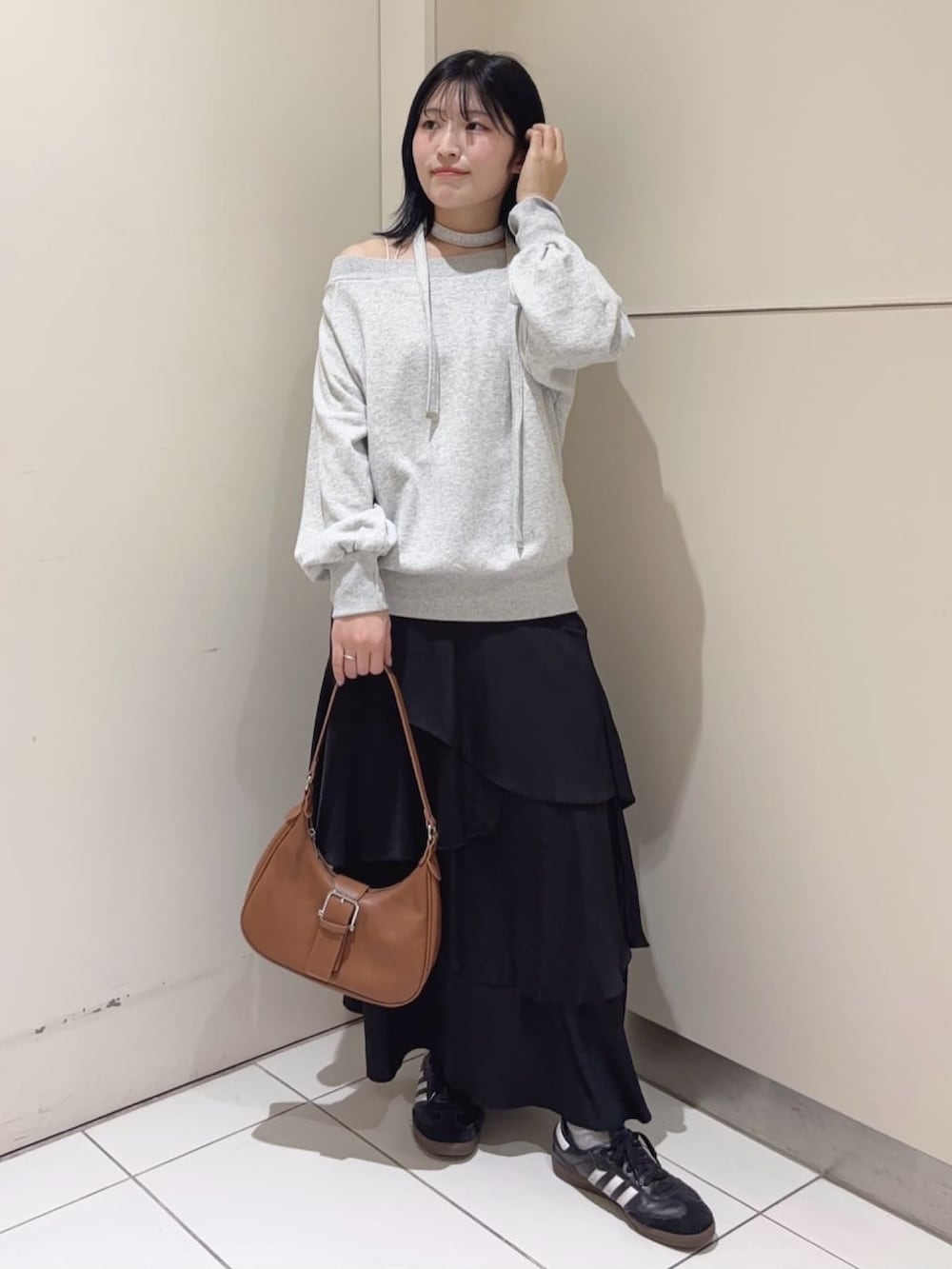 「おでかけコーデ、春先取り、オトナカジュアル、韓国ファッション、スウェット、グレー、ティアードスカート、ミニバッグ、スニーカー、スニーカーコーデ、モノトーンコーデ、チョーカートップス、アルシーヴ(archives)、archivesスカート」｜「archivesの【25ss/ＳＥＴＵＰ対応/トレンドアイテム】オフショルチョーカースウェット（スウェット、グレー系）」を使った、archivesさん（レディース・157cm）の冬コーディネートの2枚目の写真