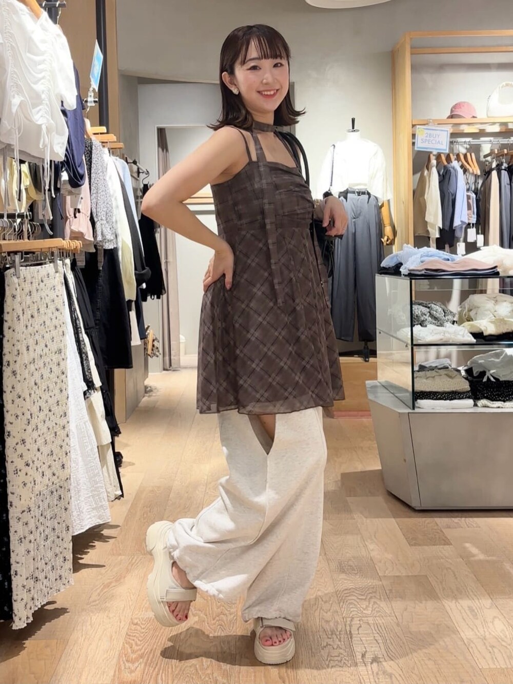 ブラウン系のワンピースを着用したレディースの夏コーディネートの2枚目の写真