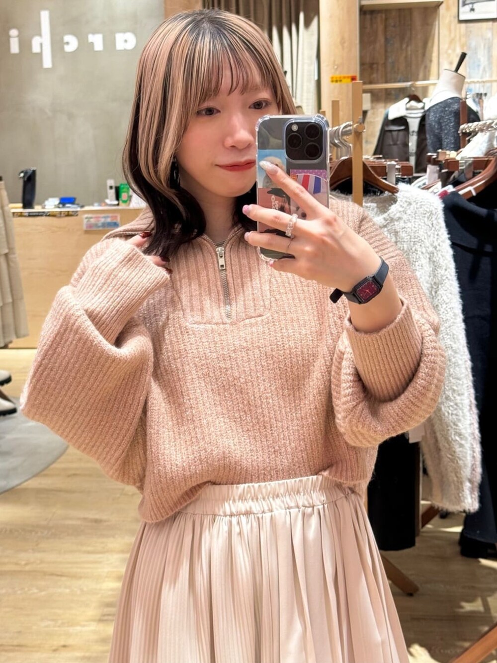 ホワイト系のスカート、ブラウン系のブーツ、ピンク系のニット/セーターを着用したレディースの冬コーディネートの4枚目の写真