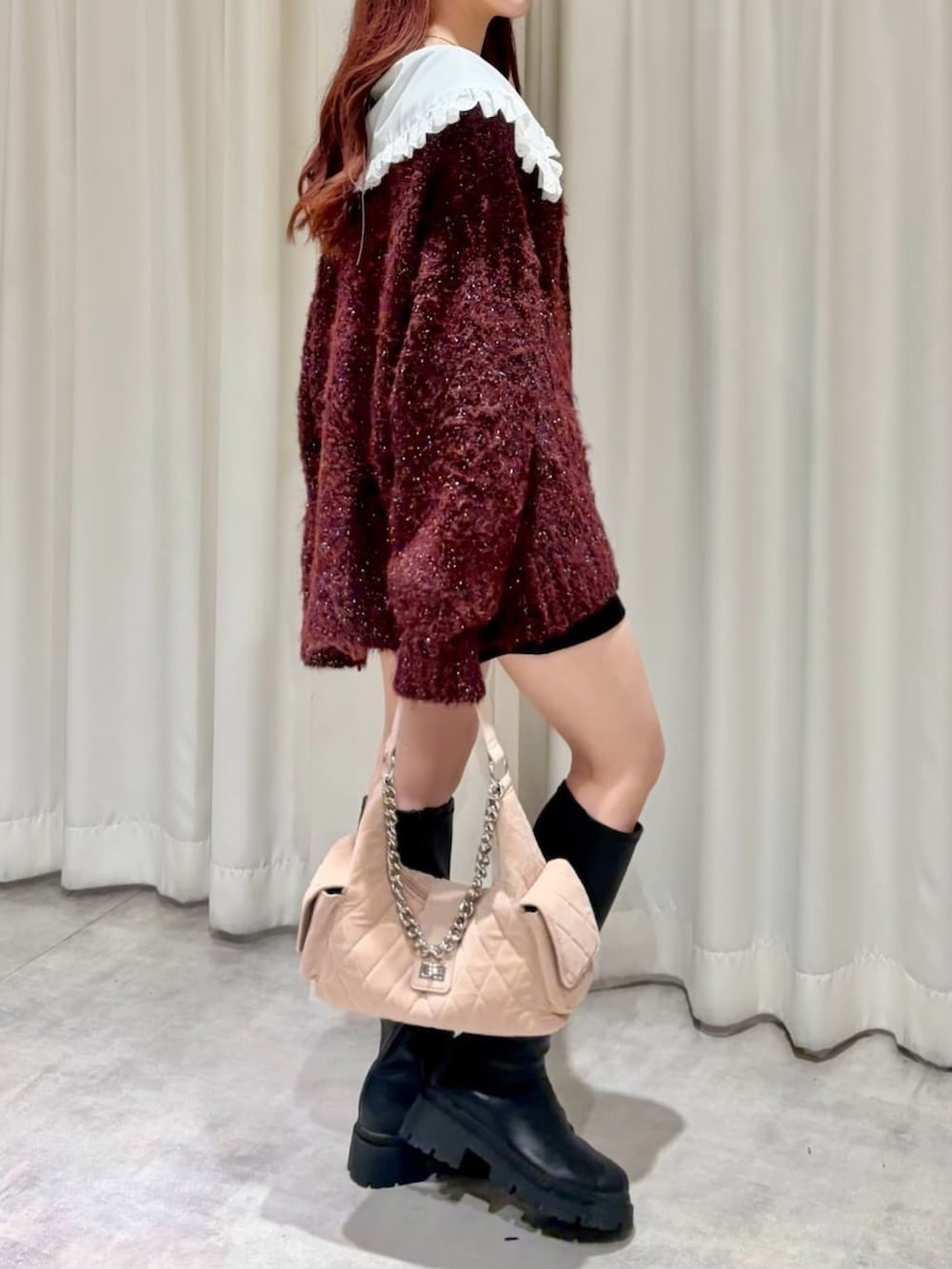 レッド系のカーディガン/ボレロ、ブラック系のその他パンツ、ブラック系のブーツを着用したレディースの秋コーディネートの2枚目の写真