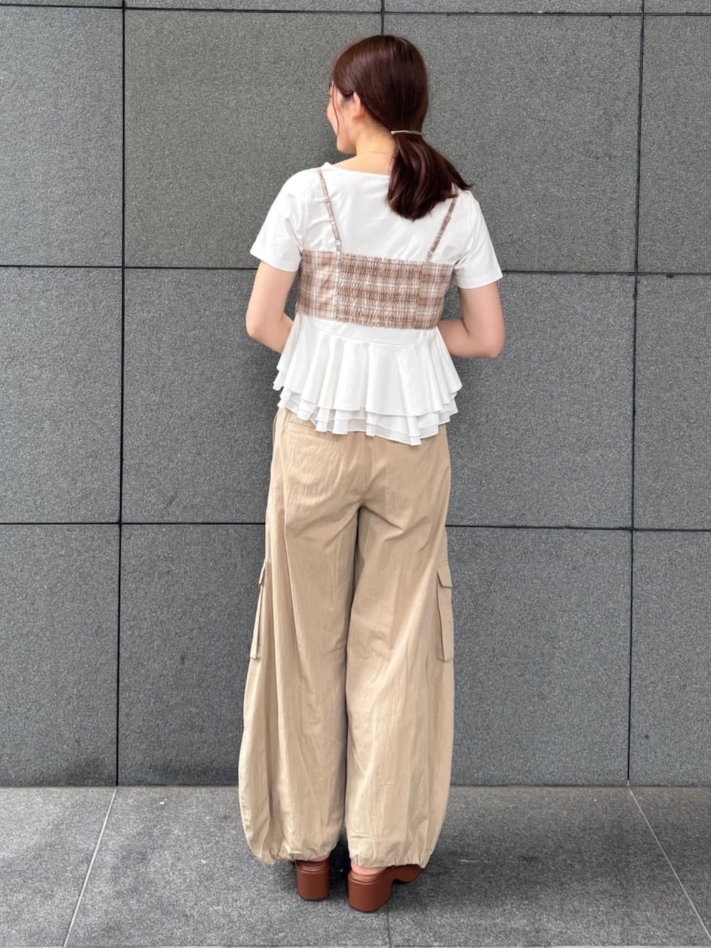 ベージュ系のカーゴパンツ、ベージュ系のTシャツ/カットソー、イエロー系のサンダルを着用したレディースの夏コーディネートの3枚目の写真