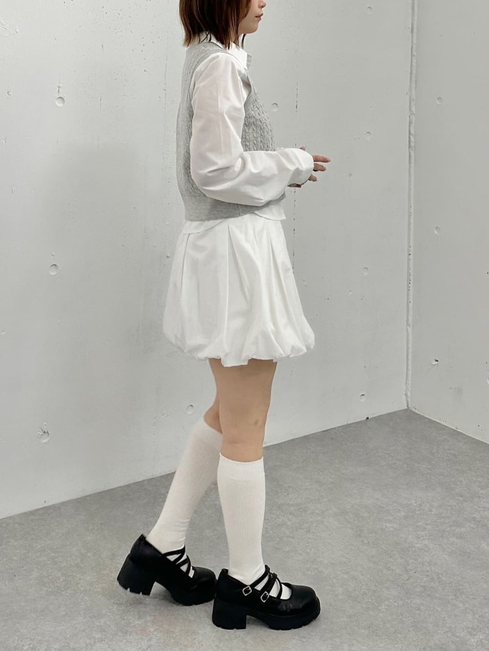 「春めき満開コーデ、アルシーヴ(archives)、アルシーヴ、archives、archivesスカート、ベスト×シャツ、韓国っぽ、韓国コーデ、韓国ファッション、ハイソックス、バルーンスカート、バルーンミニ、ミニスカート」｜「archivesのＶネックケーブルニットベスト×シャツＳＥＴ（アンサンブル、グレー系）」を使った、archivesさん（骨格ウェーブ・レディース・157cm）の春コーディネートの2枚目の写真