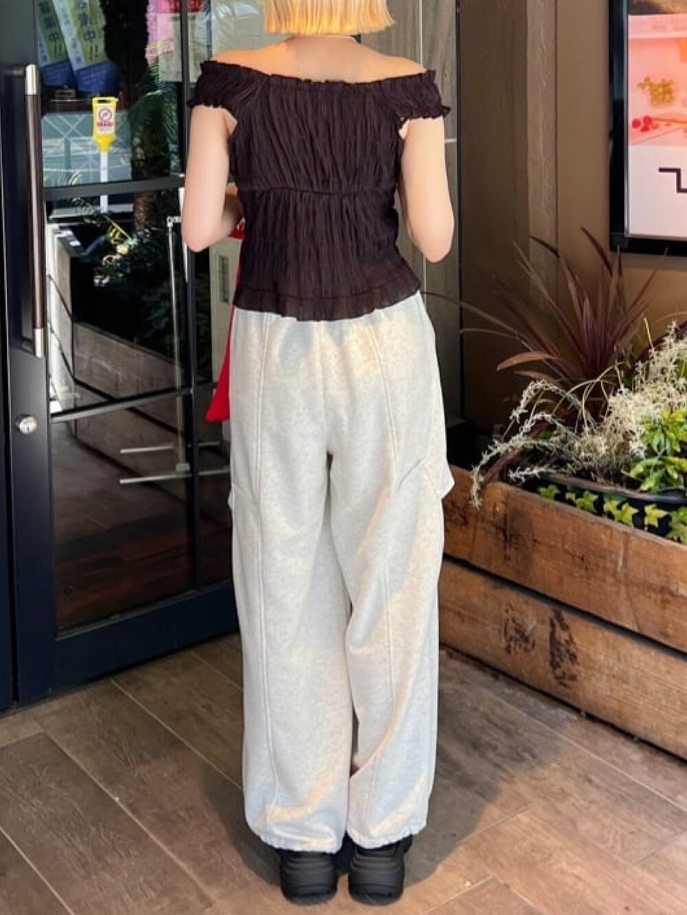 ブラック系のシャツ/ブラウス、グレー系のスウェットパンツ、ブラック系のサンダルを着用したレディースの夏コーディネートの3枚目の写真