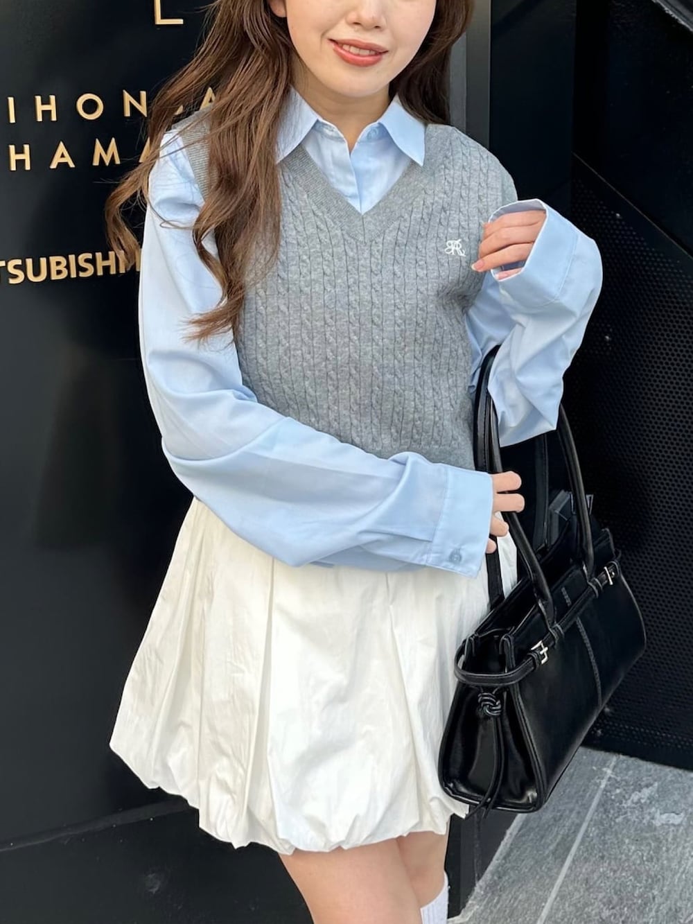 「春めき満開コーデ、春コーデ、アルシーヴ(archives)、アルシーヴ、archives、ニットベスト、ベスト×シャツ、ベスト、バルーンスカート、シャツコーデ、韓国ファッション、低身長、148cm」｜「archivesのＶネックケーブルニットベスト×シャツＳＥＴ（アンサンブル、グレー系）」を使った、archivesさん（骨格ナチュラル・レディース・148cm）の春コーディネートの3枚目の写真