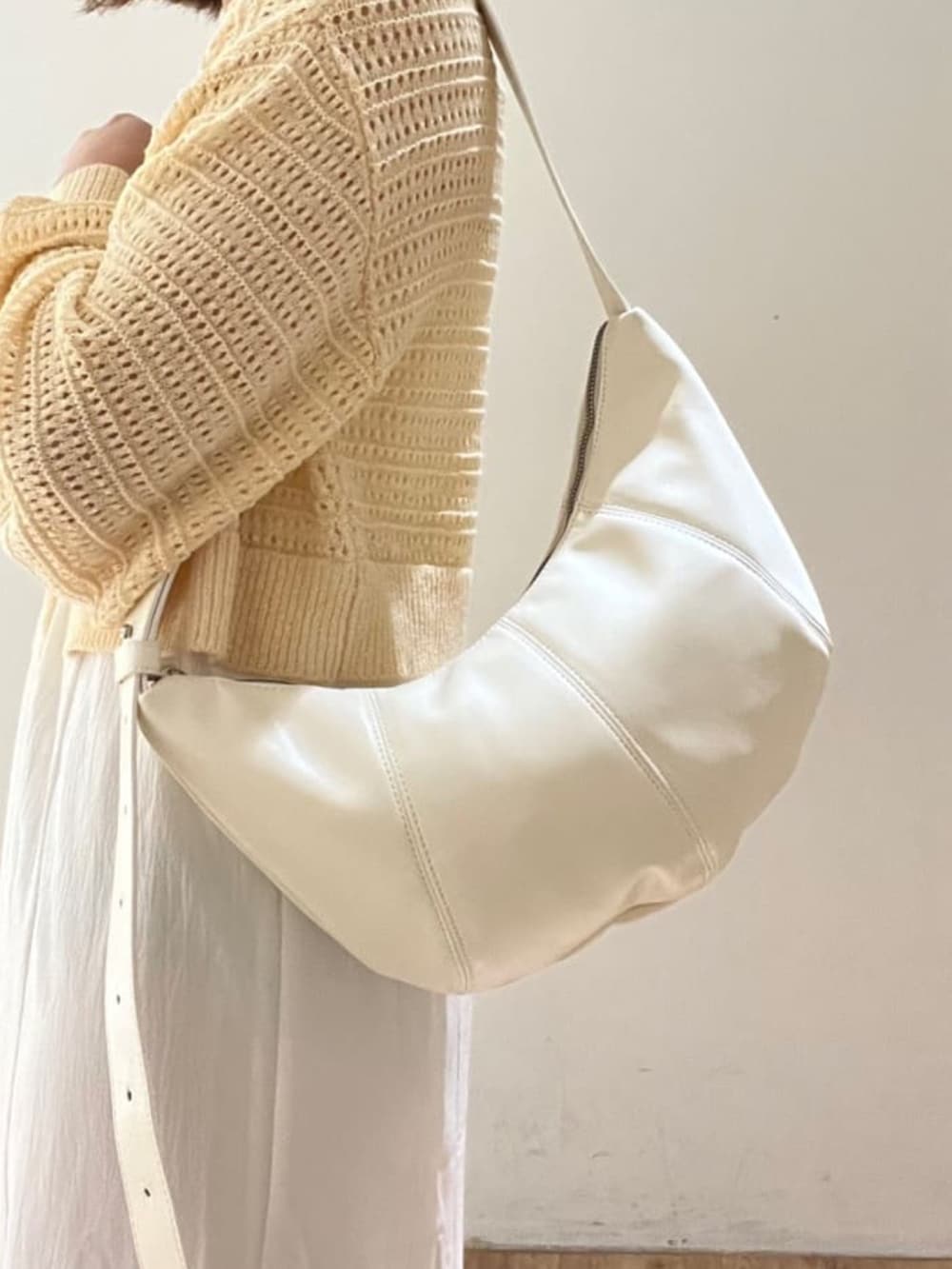 「春コーデ、休日スタイル、お出かけコーデ、春カラー、リラックススタイル、春服、パステルカラー、ワンピースコーデ、旅コーデ、ドライブ、アルシーヴ(archives)、アルシーヴ、archives」｜「archivesのテープヤーン透かしニット×キャミワンピースＳＥＴ（ワンピース、ホワイト系）」を使った、archivesさん（骨格ストレート・レディース・161cm）の春コーディネートの4枚目の写真