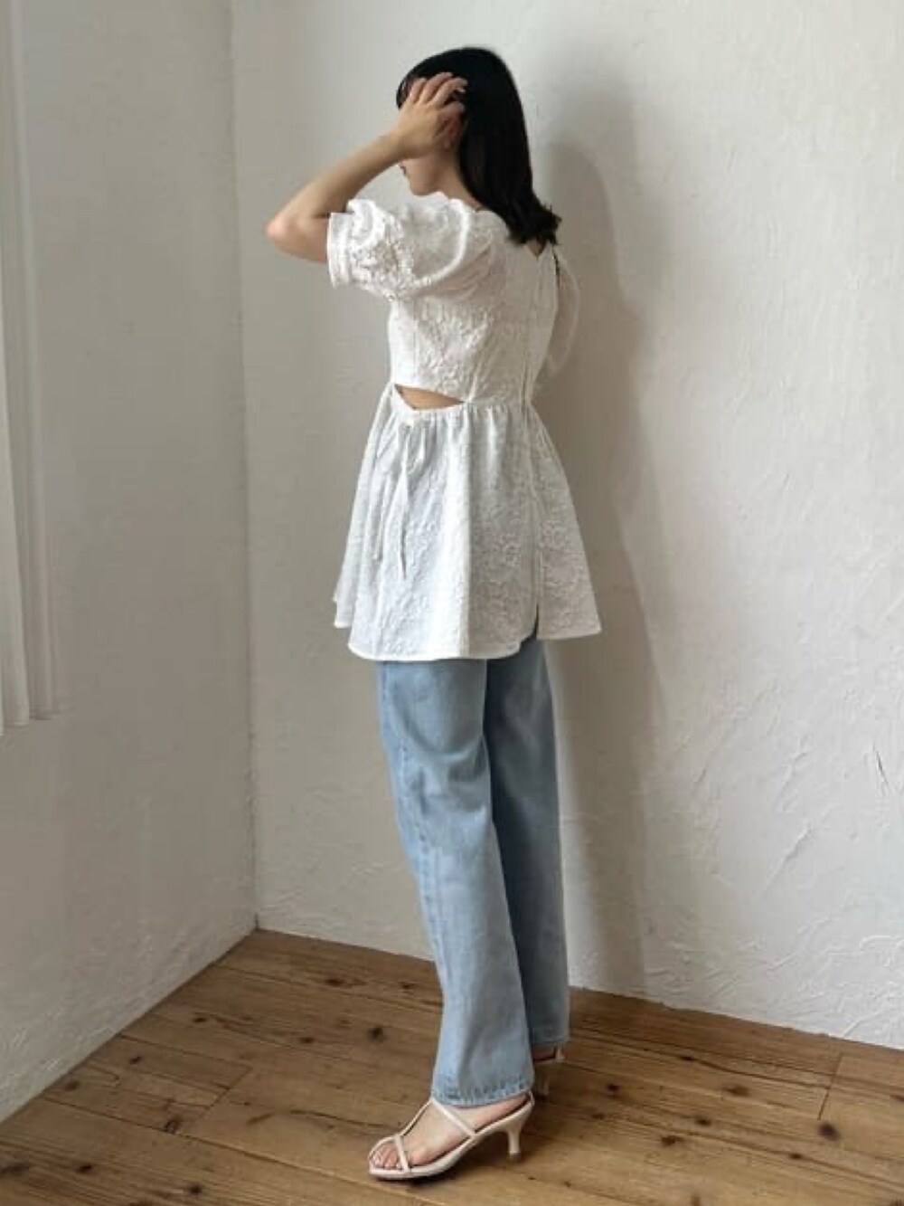 ホワイト系のシャツ/ブラウス、ブルー系のデニムパンツ、ホワイト系のサンダルを着用したレディースの夏コーディネートの2枚目の写真