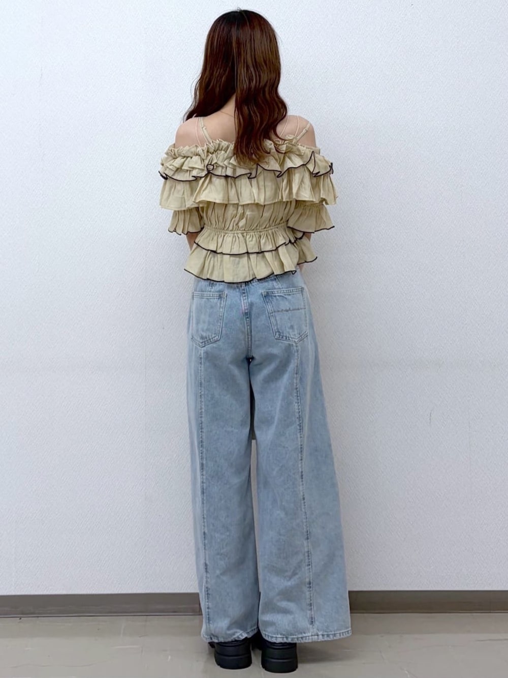 ベージュ系のシャツ/ブラウス、ホワイト系のショルダーバッグ、ブルー系のデニムパンツを着用したレディースの夏コーディネートの3枚目の写真