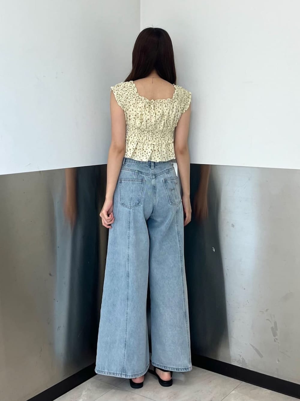 イエロー系のシャツ/ブラウス、ブルー系のデニムパンツを着用したレディースの夏コーディネートの2枚目の写真