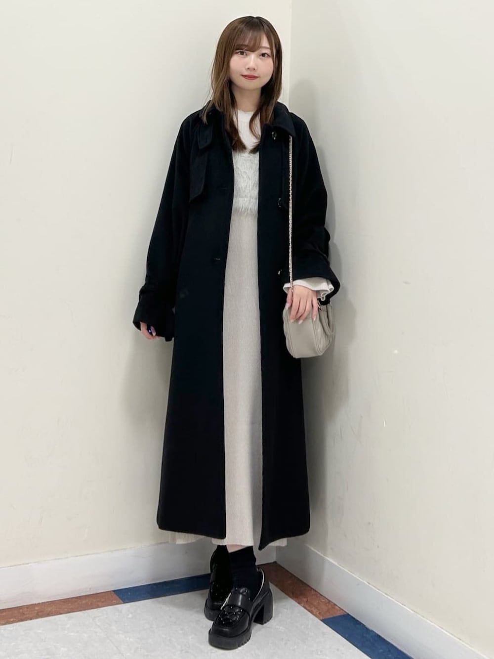 「クリスマスに着たい服、クリスマスコーデ、お出かけコーデ、デートコーデ、冬のコーデ、大人かわいい、ロングコート、ウールコート、ロングアウター、綺麗めコーデ、モノトーンコーデ、アルシーヴ(archives)、ワンピース、archivesワンピース」｜「archivesのフェザーニットビスチェ×ニットワンピースＳＥＴ（ワンピース、ホワイト系）」を使った、archivesさん（レディース・160cm）の冬コーディネートの2枚目の写真