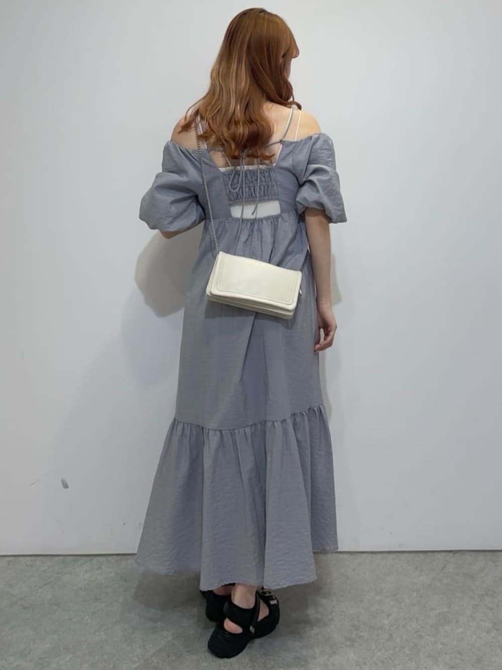 グレー系のワンピース、ホワイト系のその他アウター、ブラック系のサンダルを着用したレディースの夏コーディネートの2枚目の写真