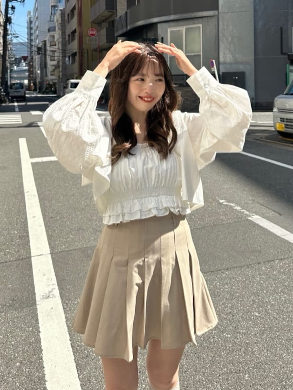 ブルー系のシャツ/ブラウス、ベージュ系のスカートを着用したレディースの春コーディネートの2枚目の写真