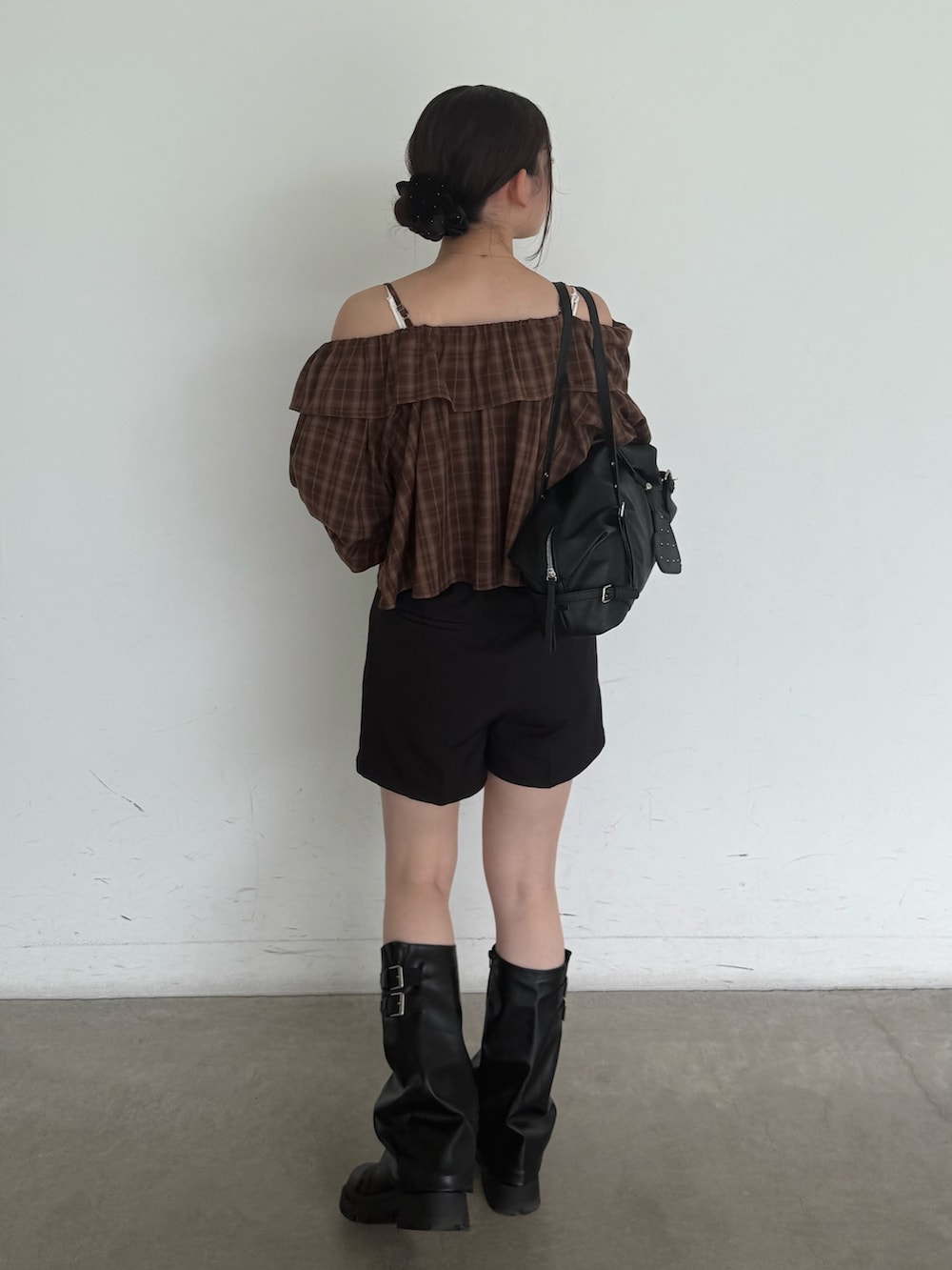 ブラウン系のシャツ/ブラウス、ブラック系のその他パンツ、ブラック系のブーツを着用したレディースの秋コーディネートの3枚目の写真