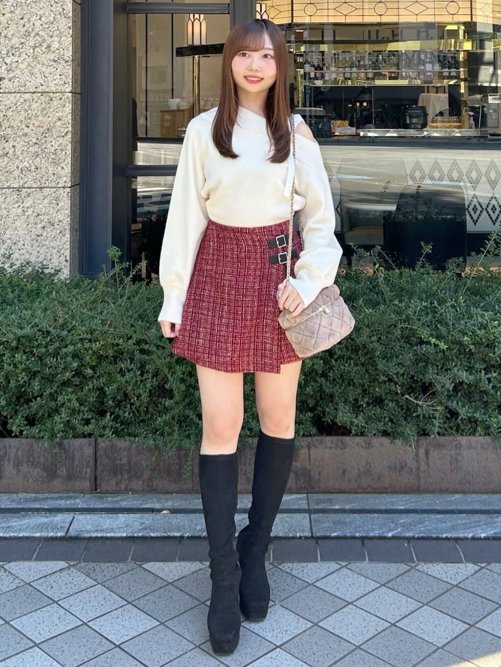 「クリスマスに着たい服、クリスマスコーデ、お出かけコーデ、デートコーデ、アウターコーデ、きれいめカジュアル、MA-1、ブルゾン、ツイードスカート、ツイード、ファーバッグ、休日スタイル、アルシーヴ(archives)、archivesスカート」｜「archivesのラメツイードラップスカパン（スカート、レッド系）」を使った、archivesさん（レディース・160cm）の冬コーディネートの2枚目の写真