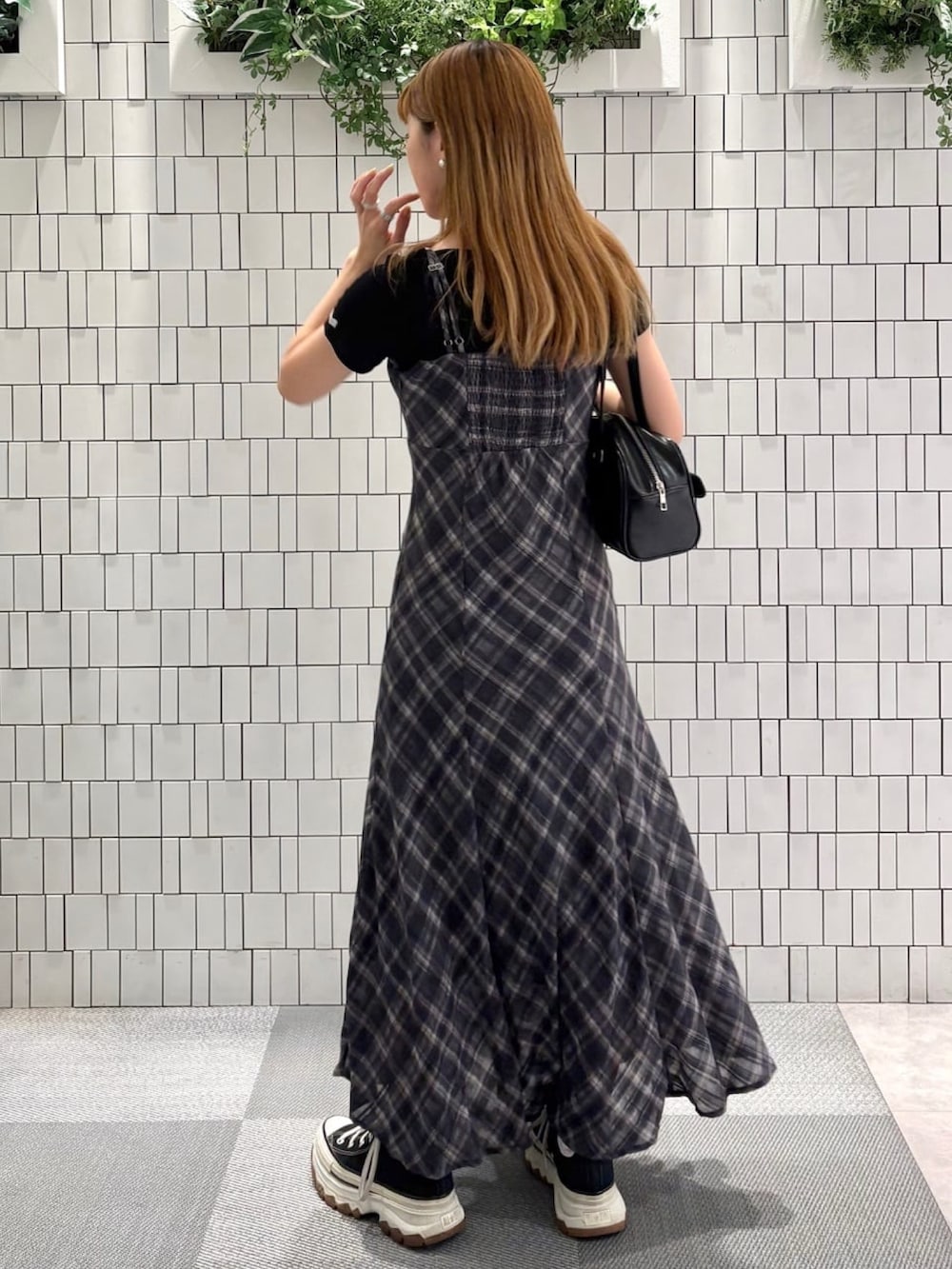 ブラック系のワンピース、ブラック系のボストンバッグ、ブラック系のTシャツ/カットソーを着用したレディースの夏コーディネートの3枚目の写真