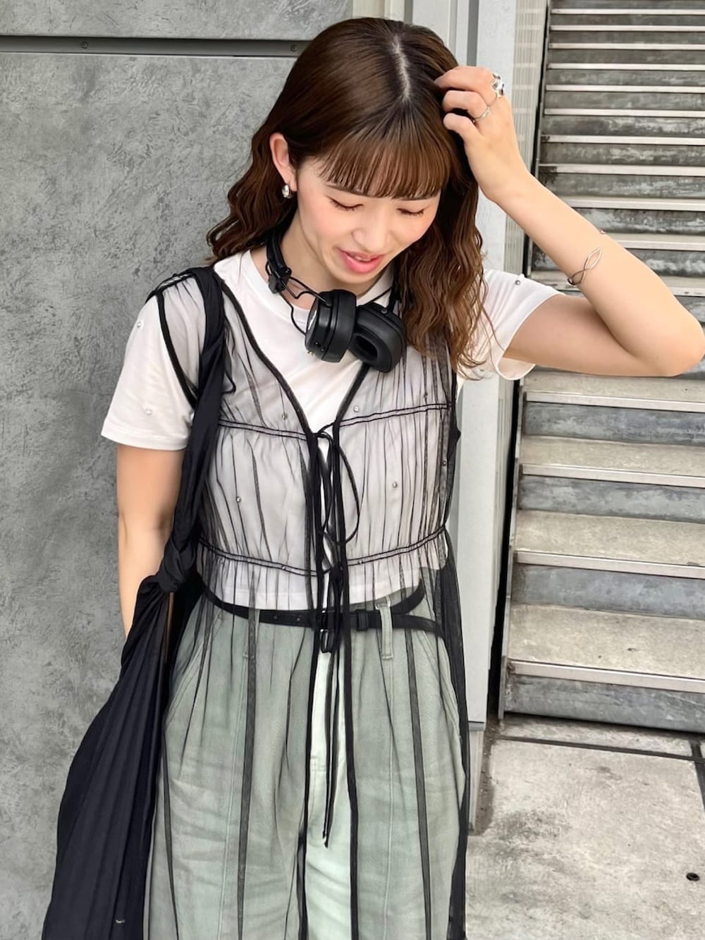 ホワイト系のワンピース、グリーン系のデニムパンツ、ホワイト系のTシャツ/カットソーを着用したレディースの夏コーディネートの3枚目の写真