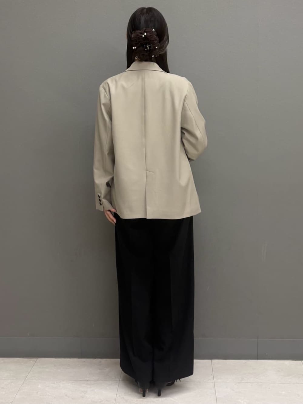 ホワイト系のTシャツ/カットソー、ブラック系のパンプス、ブルー系のパンツドレスを着用したレディースの秋コーディネートの3枚目の写真