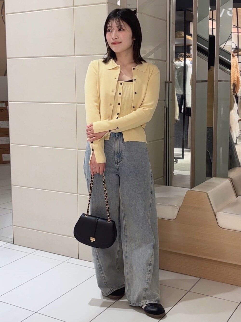 「春めき満開コーデ、アルシーヴ(archives)、アルシーヴ、archives、春服コーデ、お花見コーデ、オトナ女子、春服みてみて、カジュアルスタイル、デニム、イエロー、アンサンブル」｜「archivesの麻タッチポロニットアンサンブル（アンサンブル、イエロー系）」を使った、archivesさん（骨格ストレート・レディース・157cm）の春コーディネートの2枚目の写真