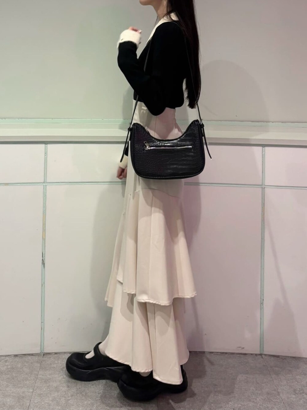 ホワイト系のスカート、ブラック系のニット/セーターを着用したレディースの秋コーディネートの2枚目の写真