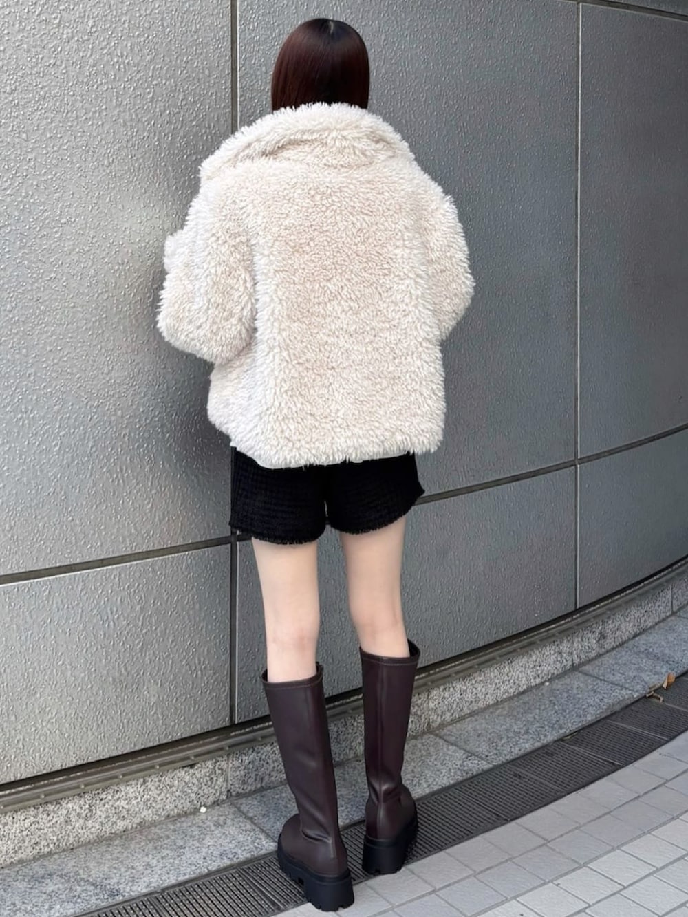 ホワイト系のブルゾンを着用したレディースの冬コーディネートの3枚目の写真